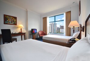 Tallelokero huoneessa, työpöytä, pimennysverhot, silitysrauta/-lauta