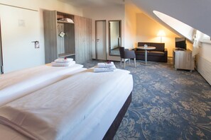 Ropa de cama hipoalergénica, muebles diferentes y cortinas blackout 