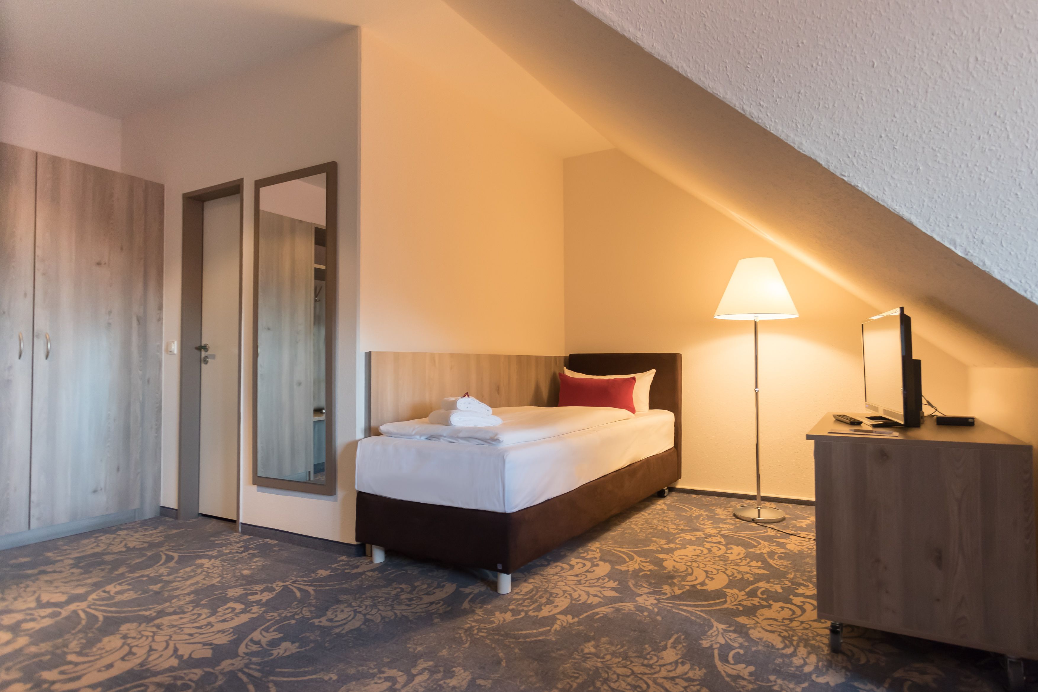 family room, non smoking | 1 bedroom, hypo-allergenic bedding, individually furnished