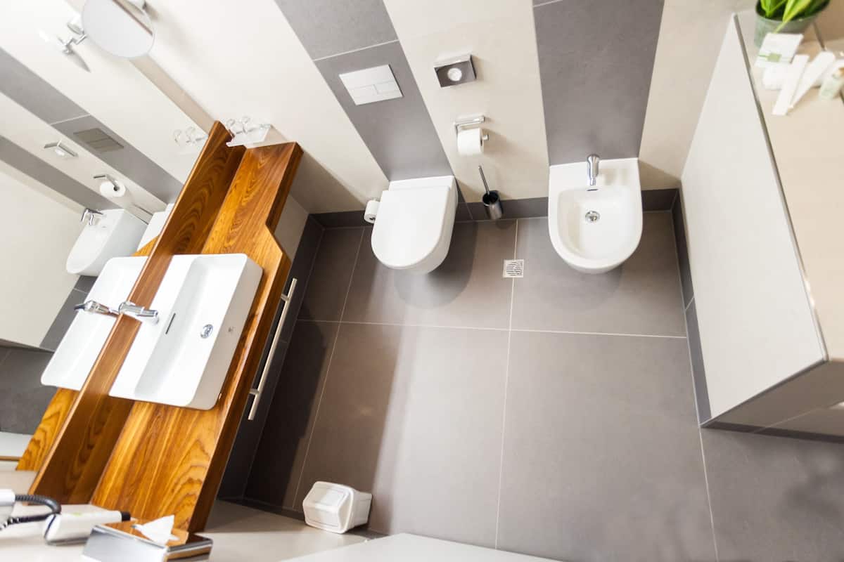 junior tower suite, nonsmoking | bathroom | free toiletries, hair dryer, towels