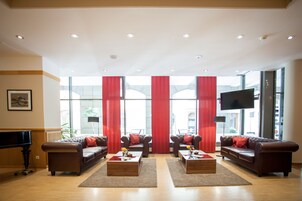 Área de estar no saguão