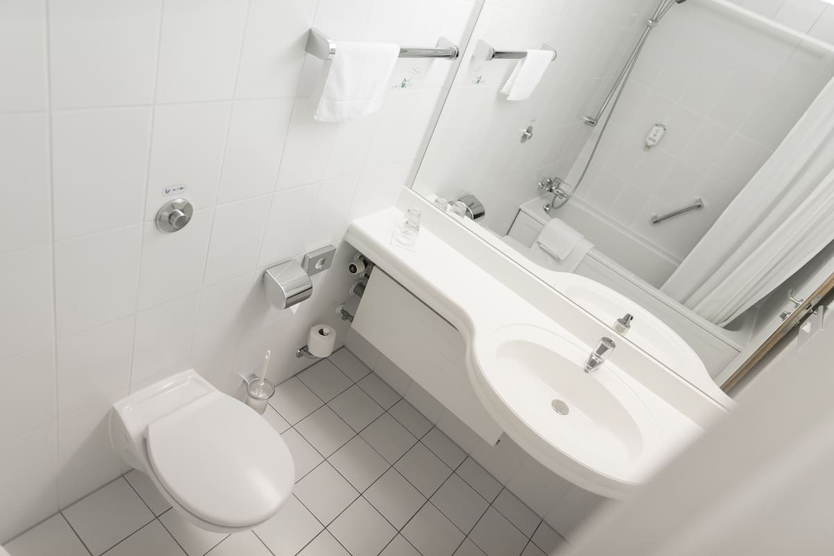 1 bedroom, hypo-allergenic bedding, individually furnished