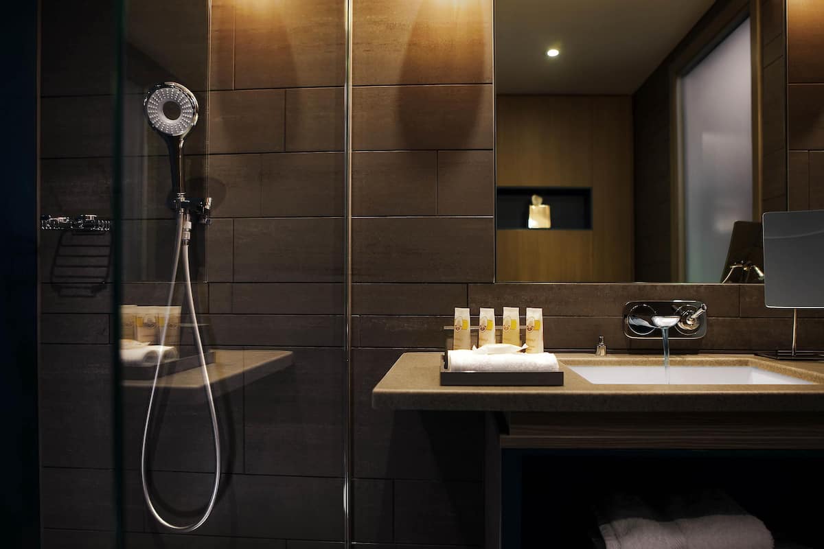 1 habitación, caja de seguridad en la habitación y escritorio