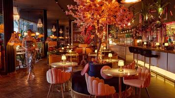 Frokost, lunsj og middag serveres, moderne europeiske retter