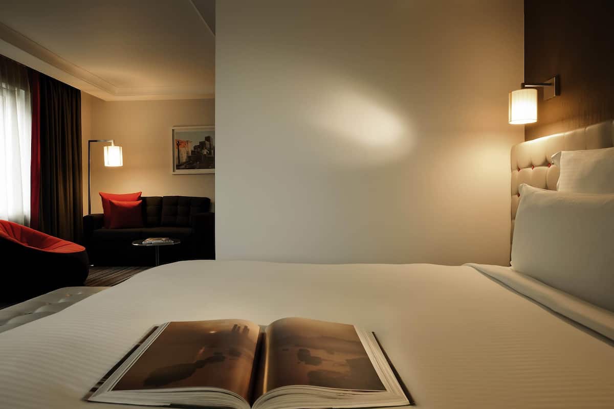 Suite Junior, 1 très grand lit | 1 chambre, coffres-forts dans les chambres, bureau, rideaux occultants