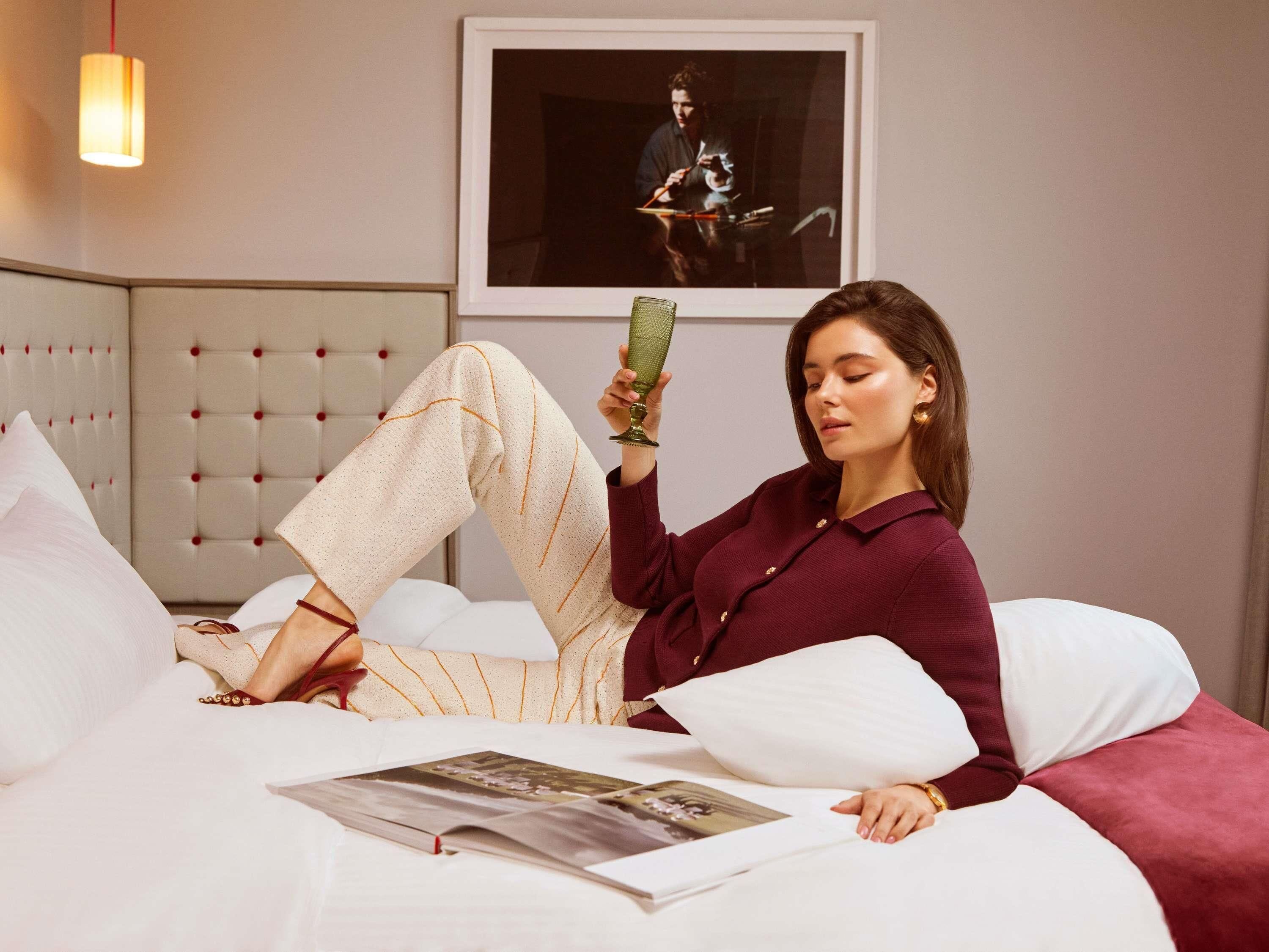 客房内保险箱、办公桌、遮光窗帘、熨斗/熨衣板