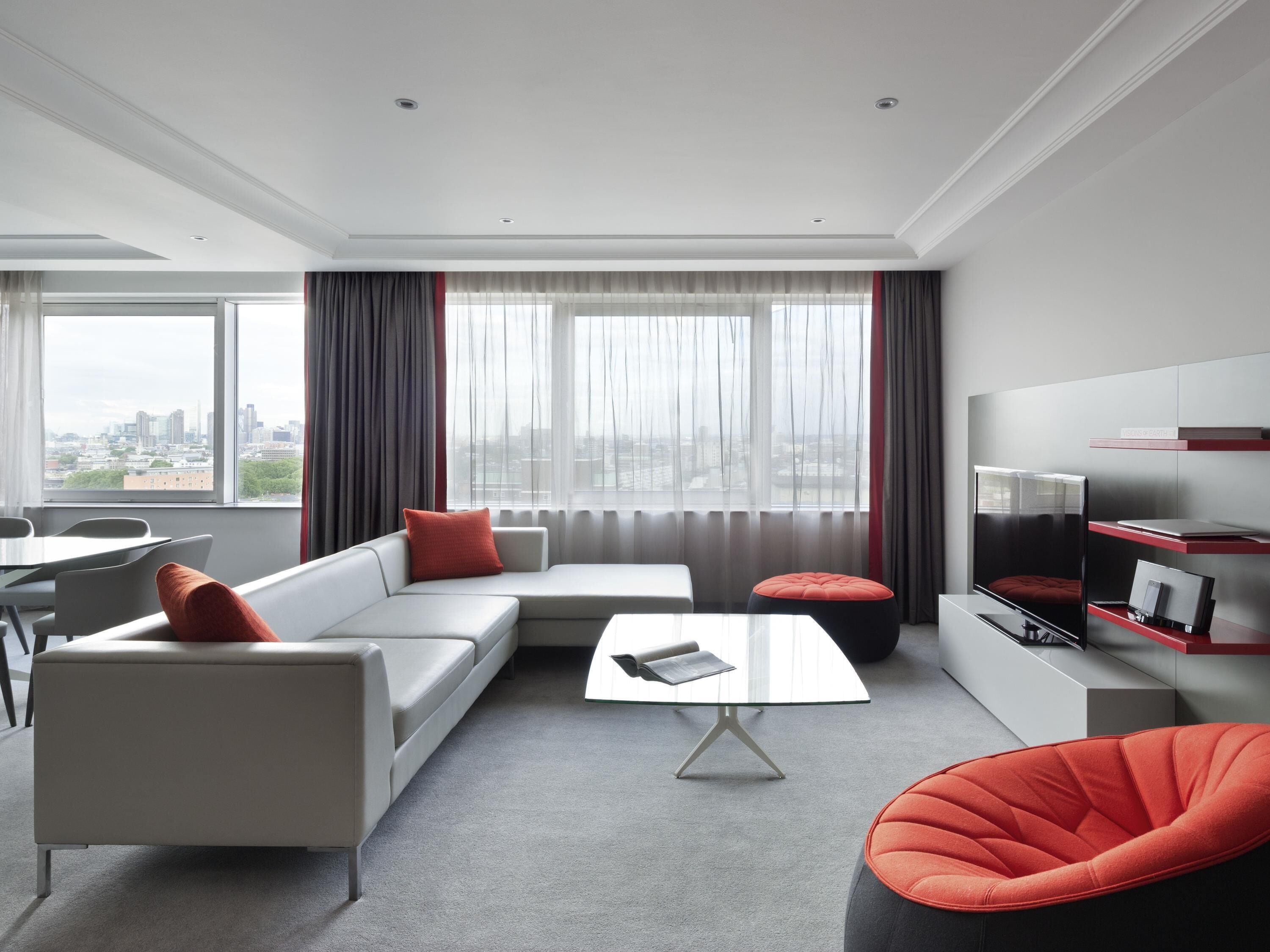 Zimmersafe, Schreibtisch, Verdunkelungsvorhänge, Bügeleisen/Bügelbrett