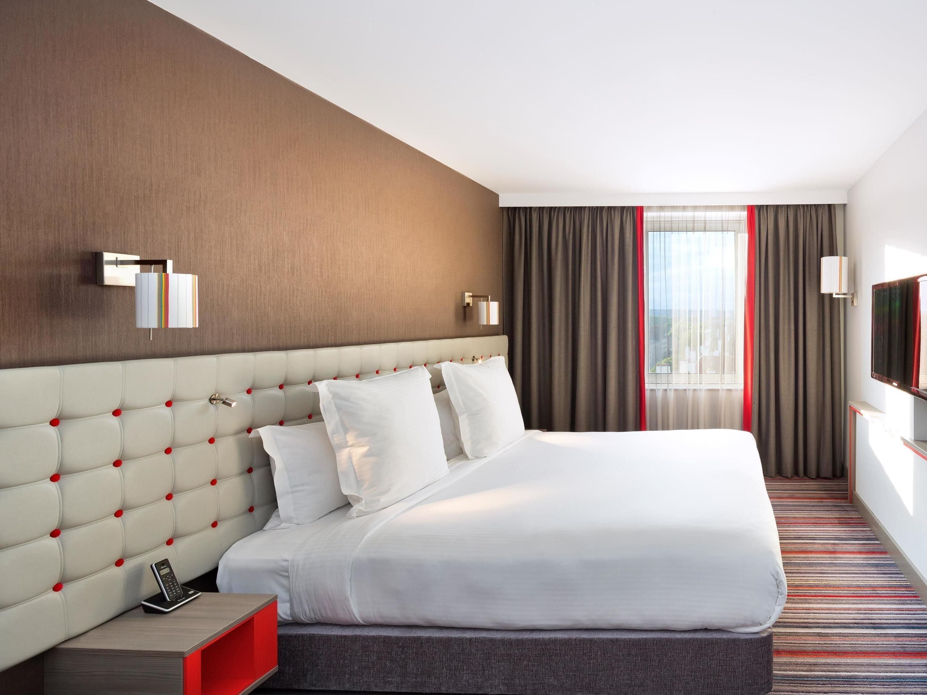 Habitación clásica, 1 cama de matrimonio grande | Caja fuerte, escritorio, cortinas opacas y tabla de planchar con plancha