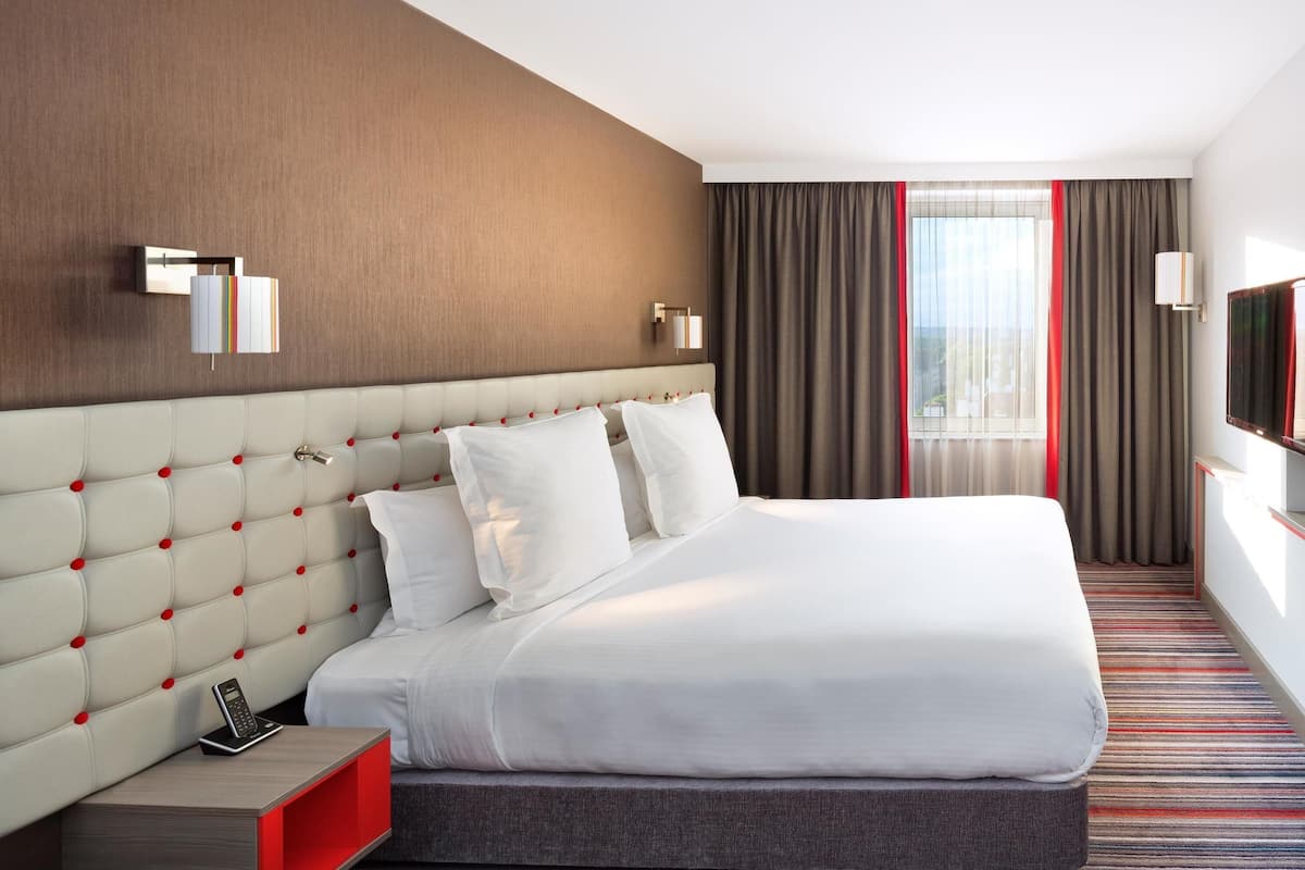 1 bedroom, in-room safe, desk, blackout curtains