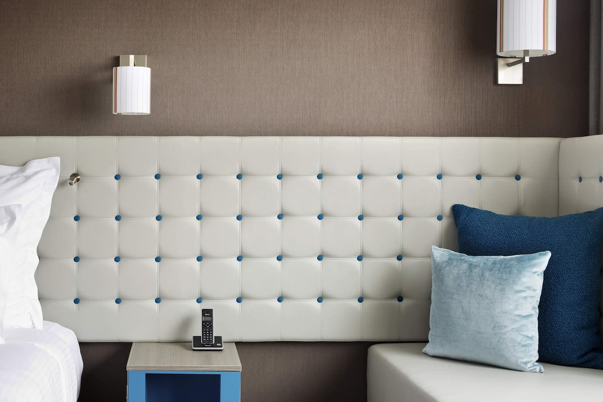 1 habitación, caja de seguridad en la habitación y escritorio