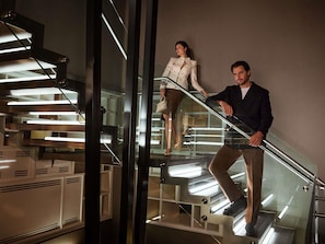 A modern interior with a glass staircase, metal railings, and a contemporary design. - Pullman London St Pancras (London)