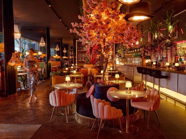 Breakfast, lunch, dinner served; Modern European cuisine - Pullman London St Pancras (London)