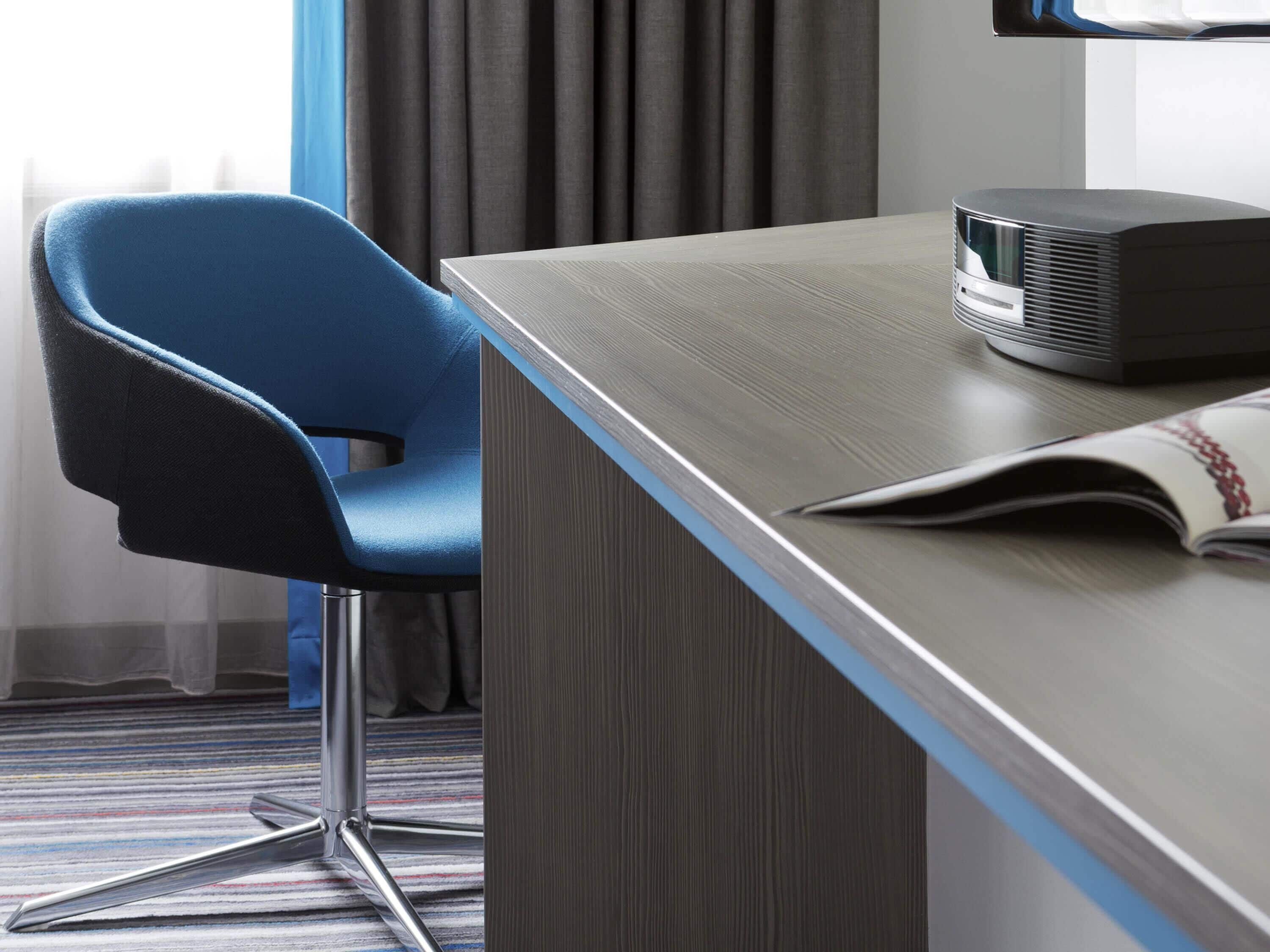 Habitación clásica, 2 camas individuales | Caja fuerte, escritorio, cortinas opacas y tabla de planchar con plancha