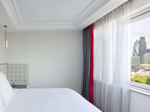 Caixa forta a l'habitació, escriptori i cortines opaques 