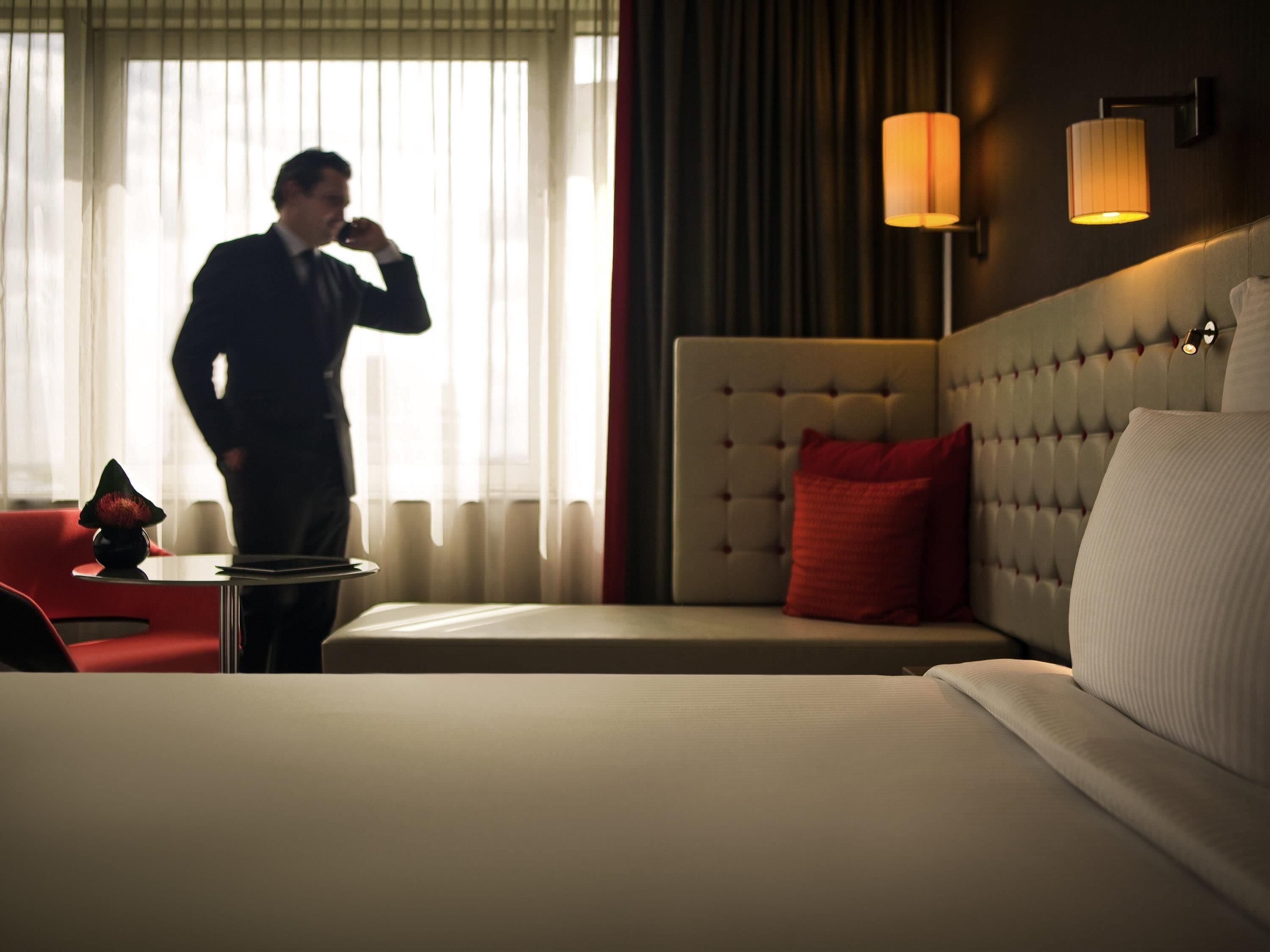 Habitación clásica, 1 cama doble, accesible para personas con discapacidad | Caja fuerte, escritorio, cortinas opacas y tabla de planchar con plancha