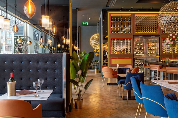 Serveert ontbijt, lunch, diner, moderne Europese gerechten