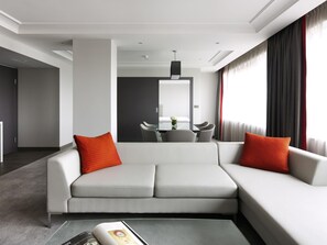 Cofres nos quartos, escrivaninha, cortinas blackout