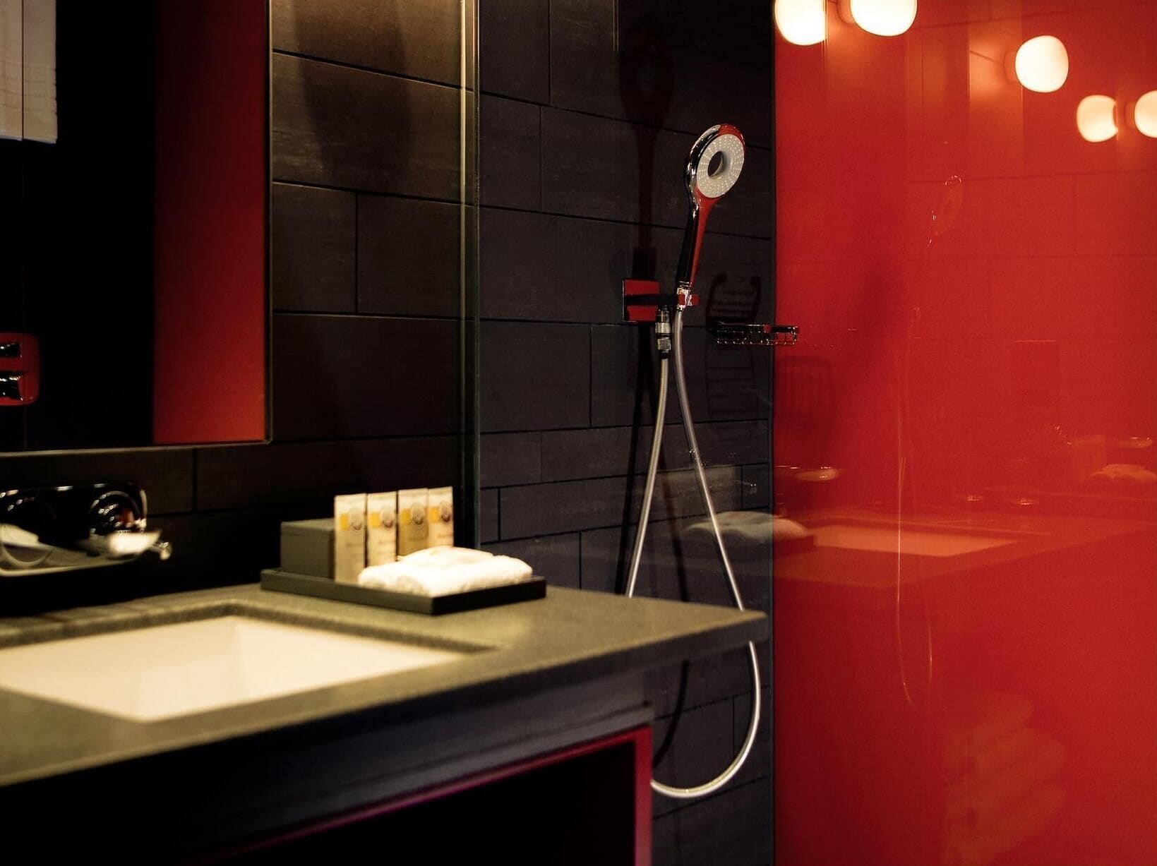 Chambre supérieure, 1 très grand lit et 1 canapé-lit | Coffre-fort pour ordinateur portable, bureau, rideaux d’obscurcissement