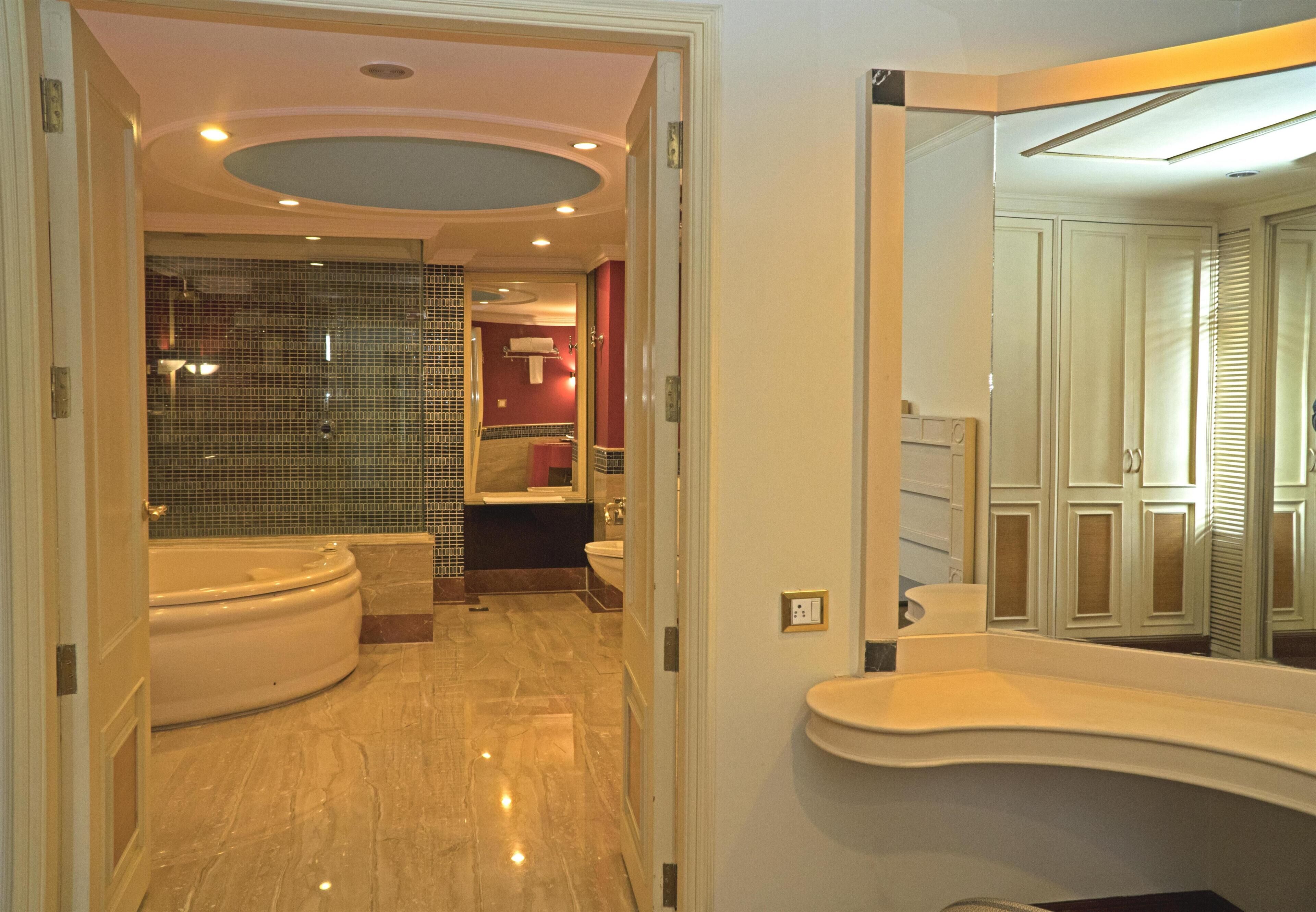 Une salle de bain avec une baignoire, un lavabo et un miroir.