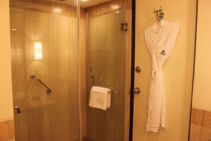 Separate bathtub and shower, rainfall showerhead, designer toiletries - Park Plaza Ludhiana (Ludhiana)