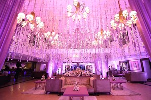 4 restaurantes; se sirve desayuno, almuerzo y cena; cocina china