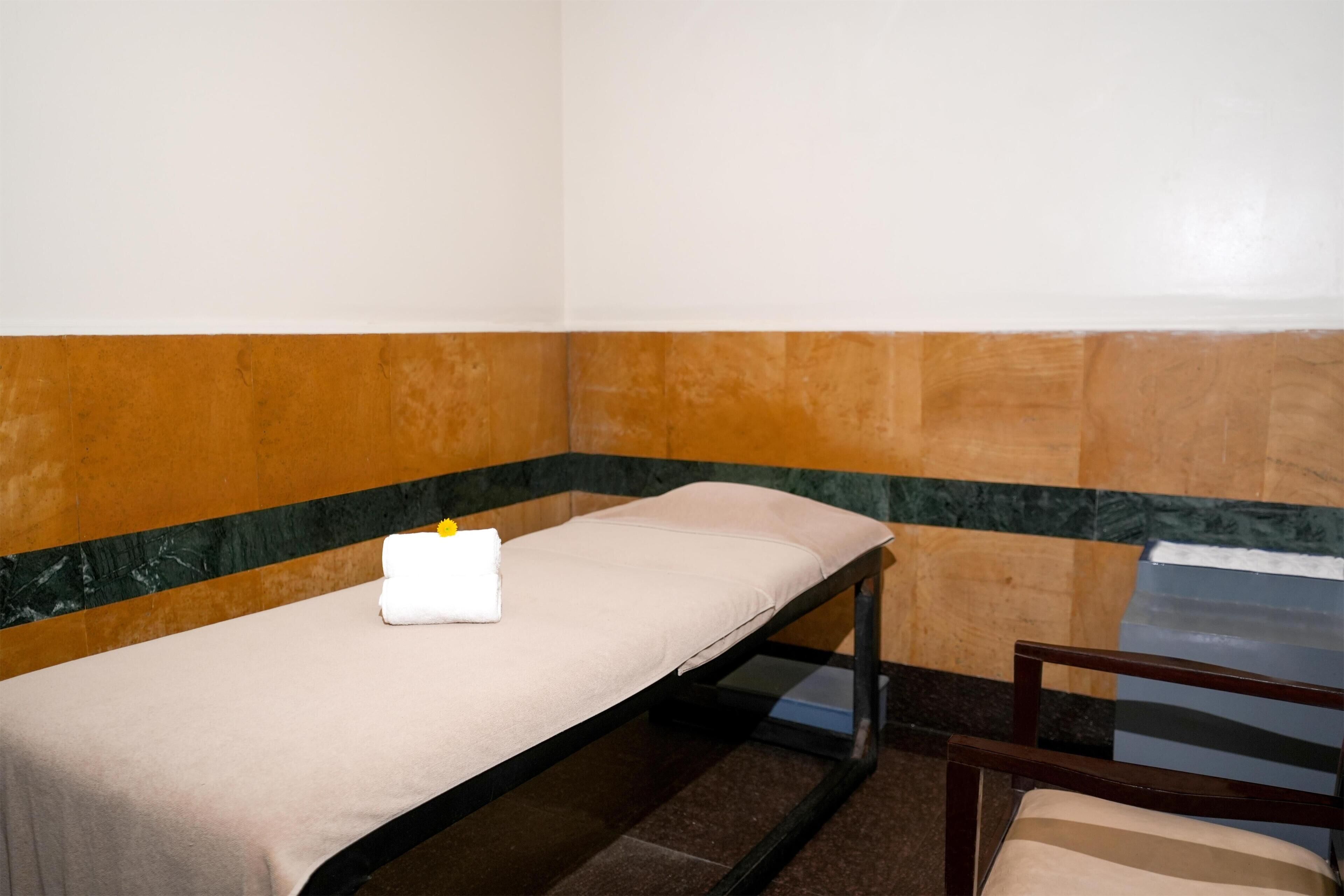 Sauna, bain à remous, hammam, soins corporels, enveloppements corporels