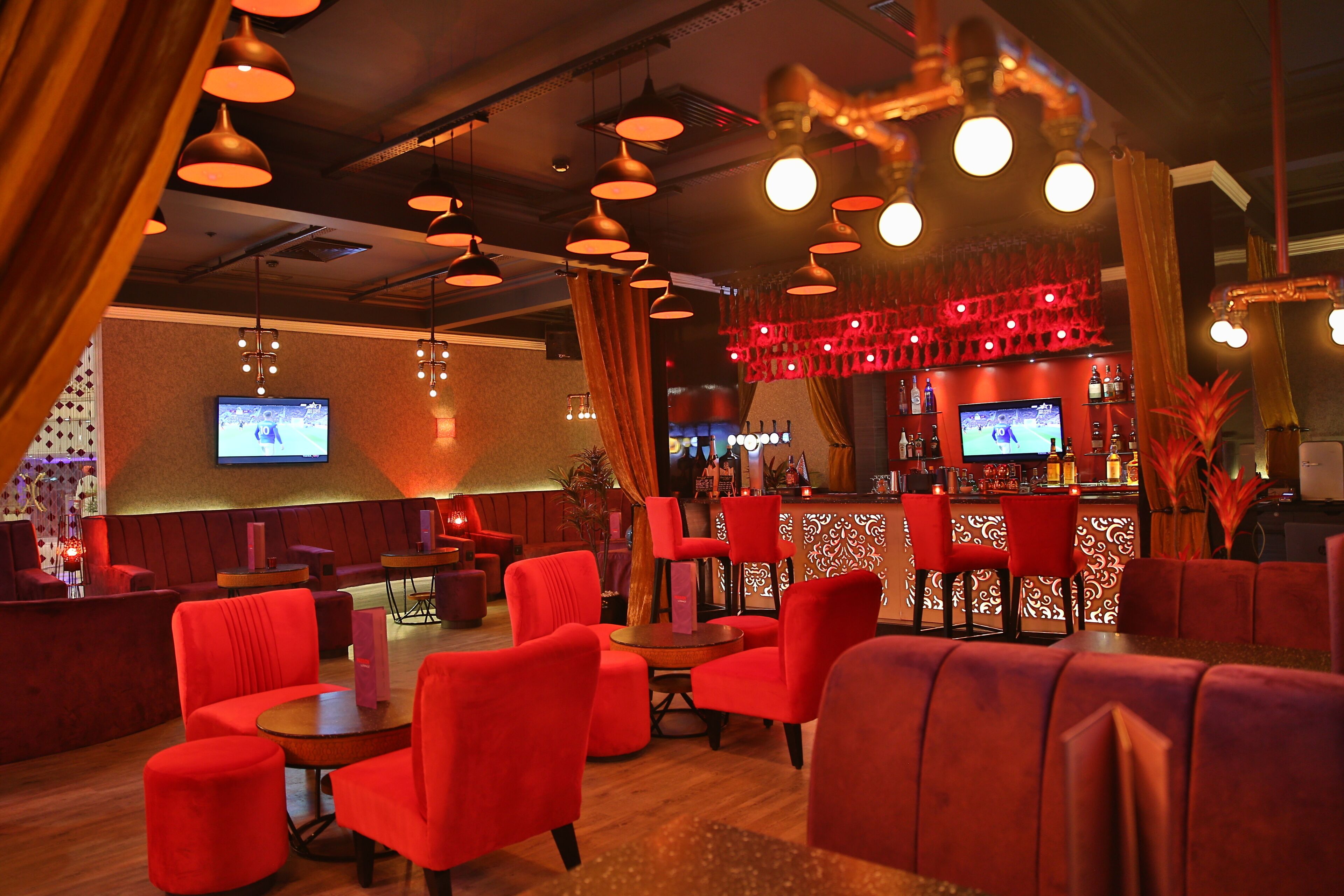 4 restaurants; breakfast, lunch, dinner and brunch served 