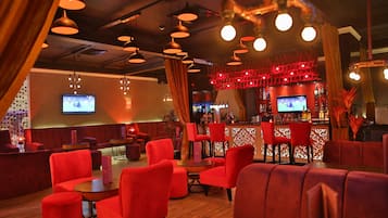 4 restaurants; breakfast, lunch, dinner and brunch served