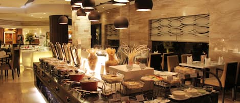 4 restaurantes; se sirve desayuno, almuerzo y cena; cocina china