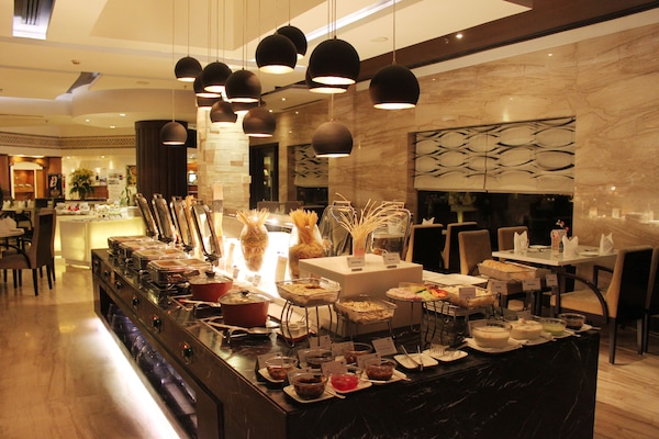 4 restaurants; breakfast, lunch, dinner, and brunch served