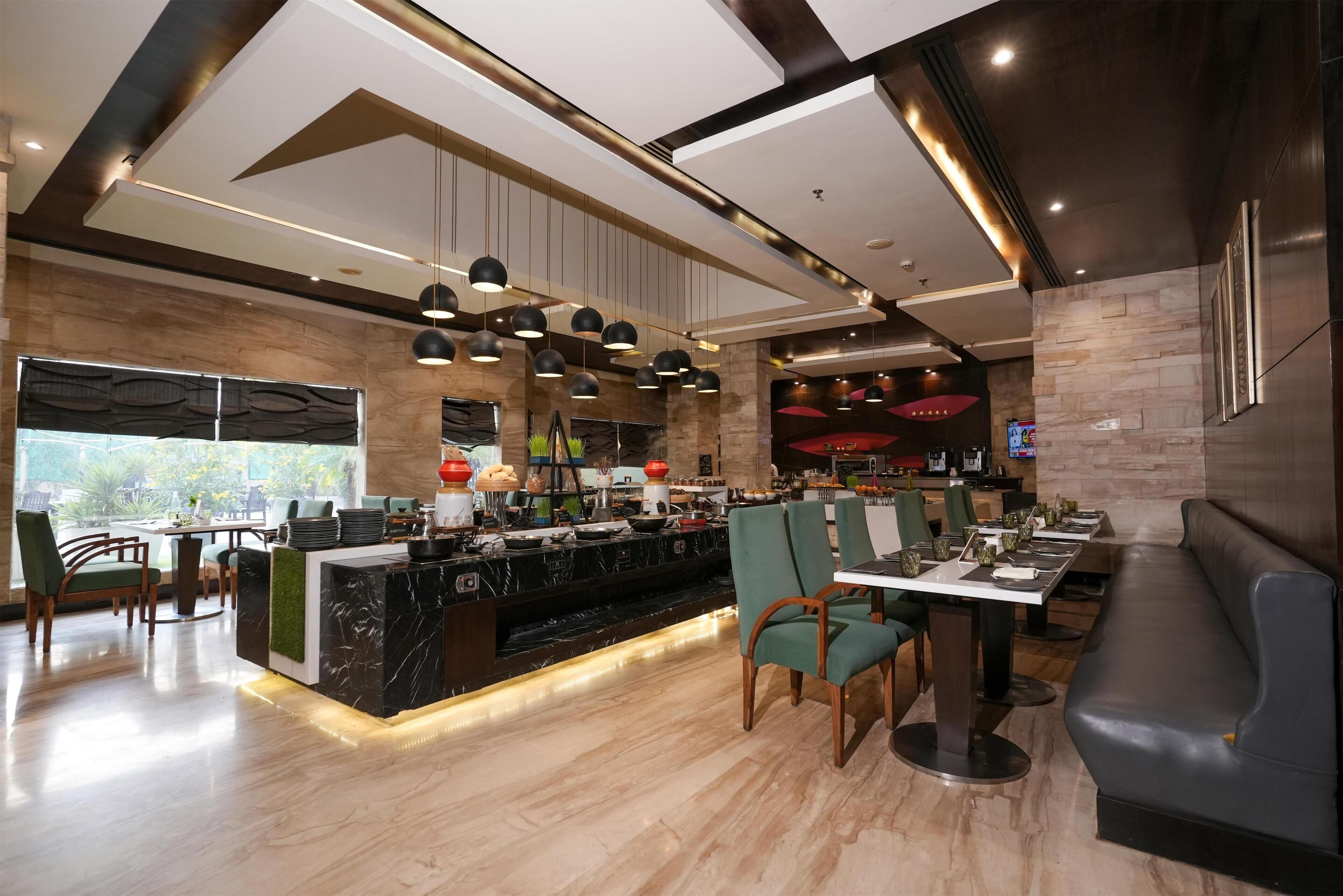Un ristorante moderno con un'area bar, tavoli e sedie.