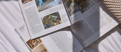 Avoinna oleva lehti, jossa on artikkeli sisustussuunnittelusta. Artikkelissa on kuvia huoneista ja huonekaluista.