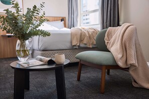 Perhehuone | Pillowtop-patjalliset sängyt, tallelokero huoneessa, pimennysverhot