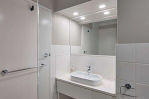 Een douche, gratis toiletartikelen, een haardroger, handdoeken