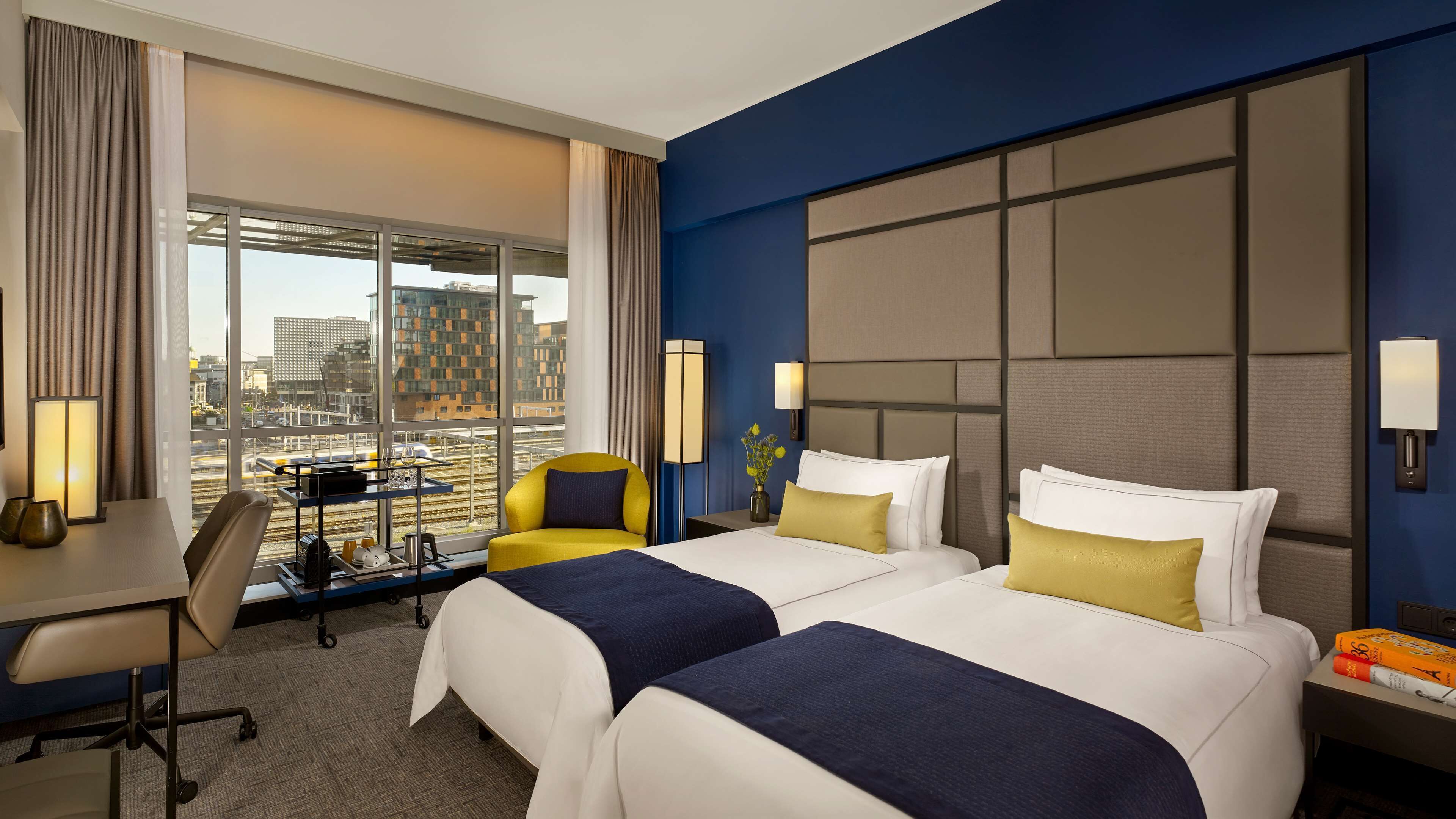 迷你吧、客房内保险箱、办公桌、笔记本电脑工作区