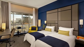 Minibar, coffres-forts dans les chambres, bureau