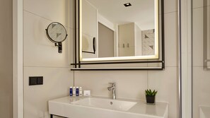 Regadera, amenidades de baño gratuitas, secadora de cabello, toallas 