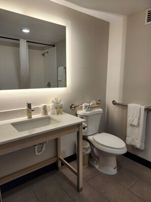 Đồ dùng nhà tắm miễn phí, máy sấy tóc, khăn tắm