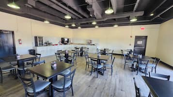 朝食 (テイクアウト)、毎日提供 (無料)