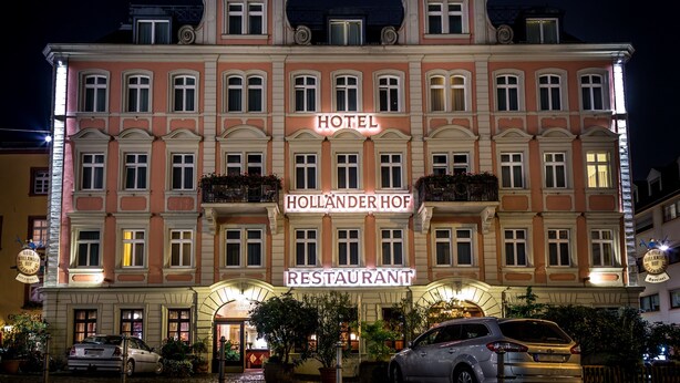A hotel with a prominent sign reading "HOLLÄNDER HOF RESTAURANT" at night. - City Partner Hotel Holländer Hof (Heidelberg)