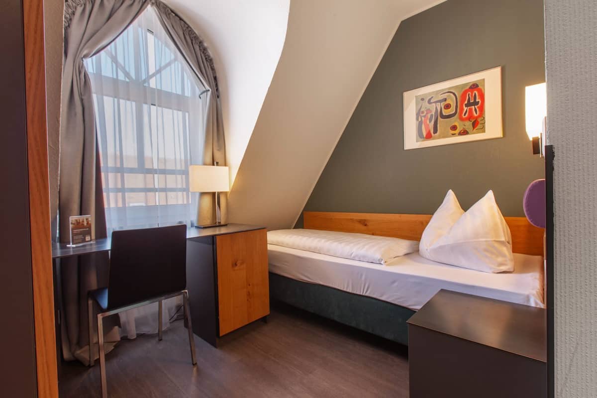 Economy Single Room, 1 Single Bed, Non Smoking | 1 bedroom, hypo-allergenic bedding, minibar, in-room safe