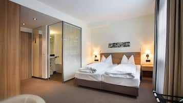 Habitación triple superior, varias camas, para no fumadores | Ropa de cama hipoalergénica y minibar