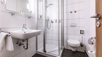 Haartrockner, Handtücher, Seife, Shampoo