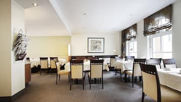 Tägliches Frühstücksbuffet (15 EUR pro Person)