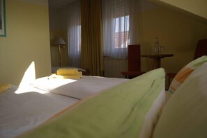 三人房 | 書桌、免費嬰兒床、摺床/加床 (收費)、免費 Wi-Fi