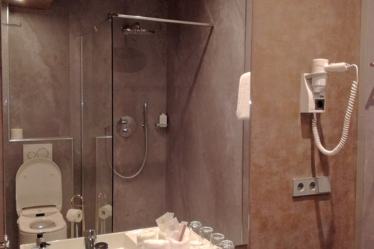 junior suite | bathroom | hair dryer, towels