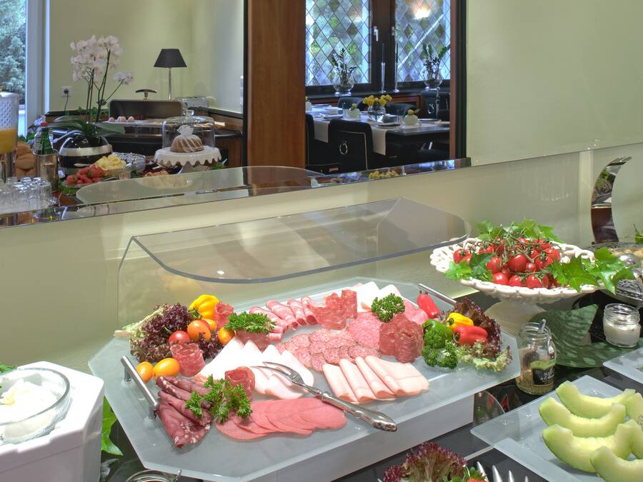 Tägliches Frühstücksbuffet (9.8 EUR pro Person)