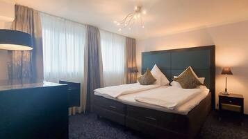 Suite | Pillowtop-Betten, Zimmersafe, individuell eingerichtet, Schreibtisch
