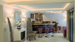 Una zona de bar con sillas de estampado zebrado y una barra.