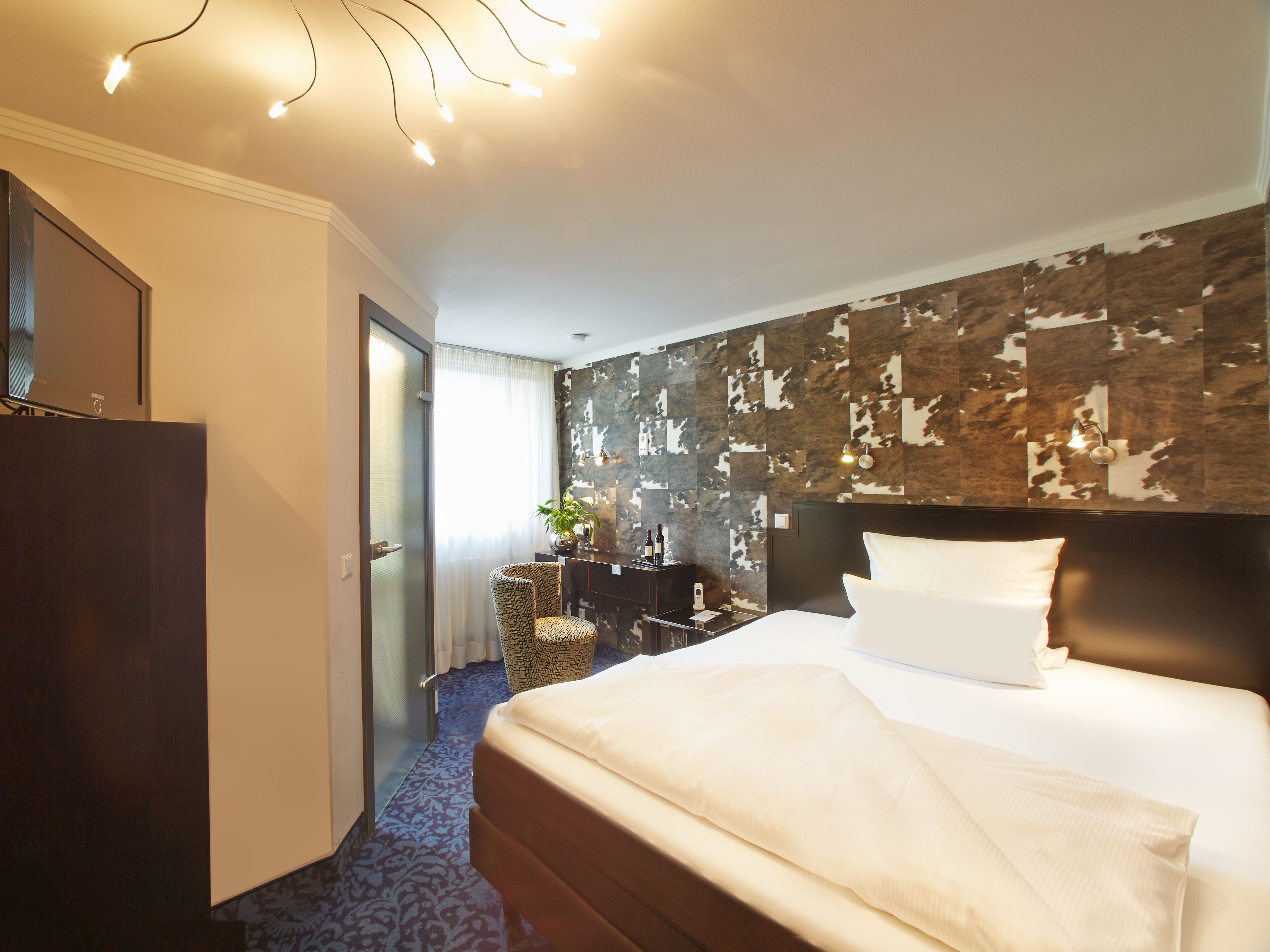 comfort single room | pillow-top beds, in-room safe, individually furnished, desk